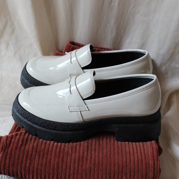 🆕️Holiday Collection// Stone Gloss finish Loafer - Picture 3 of 9